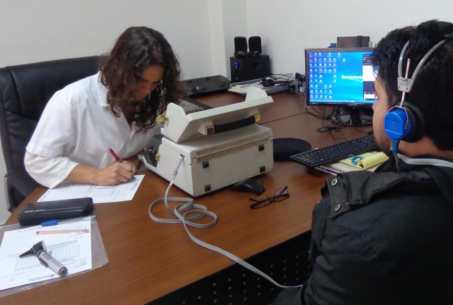 Audiometría ocupacional a un trabajador durante un examen médico de vigilancia de la salud