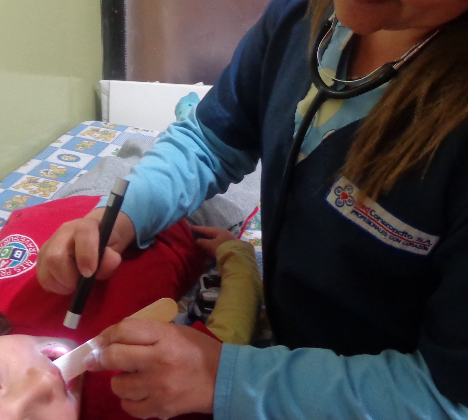 Doctora de RedCorazoncito S.A. realizando un chequeo médico preventivo a un niño en un centro infantil
