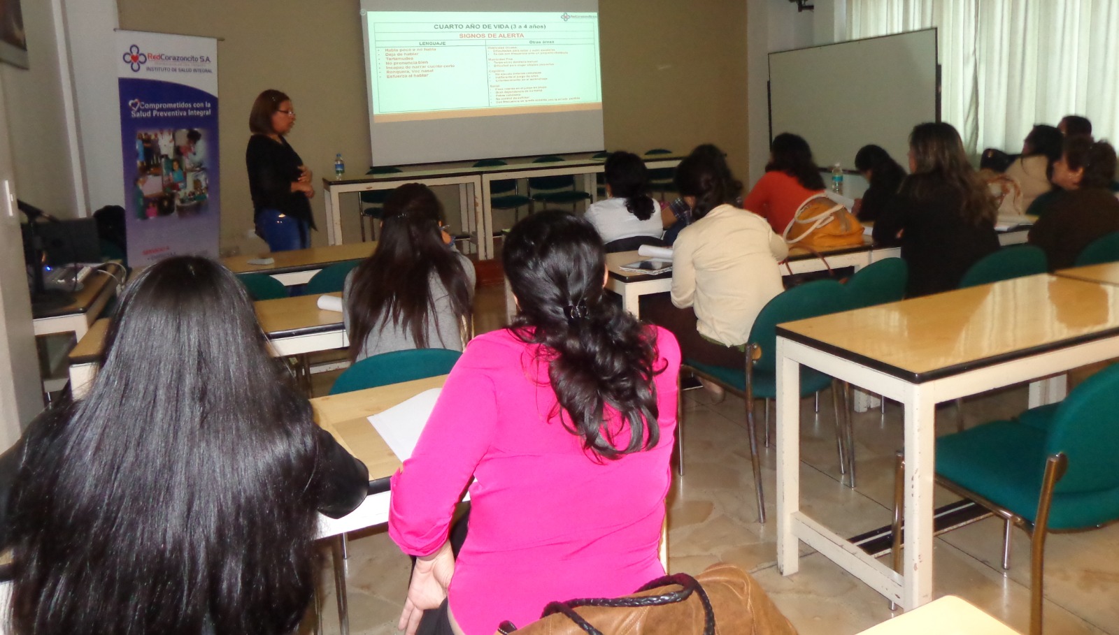 Charla para padres y personal docente sobre la crianza y educación de los niños, dictada por RedCorazoncito S.A.