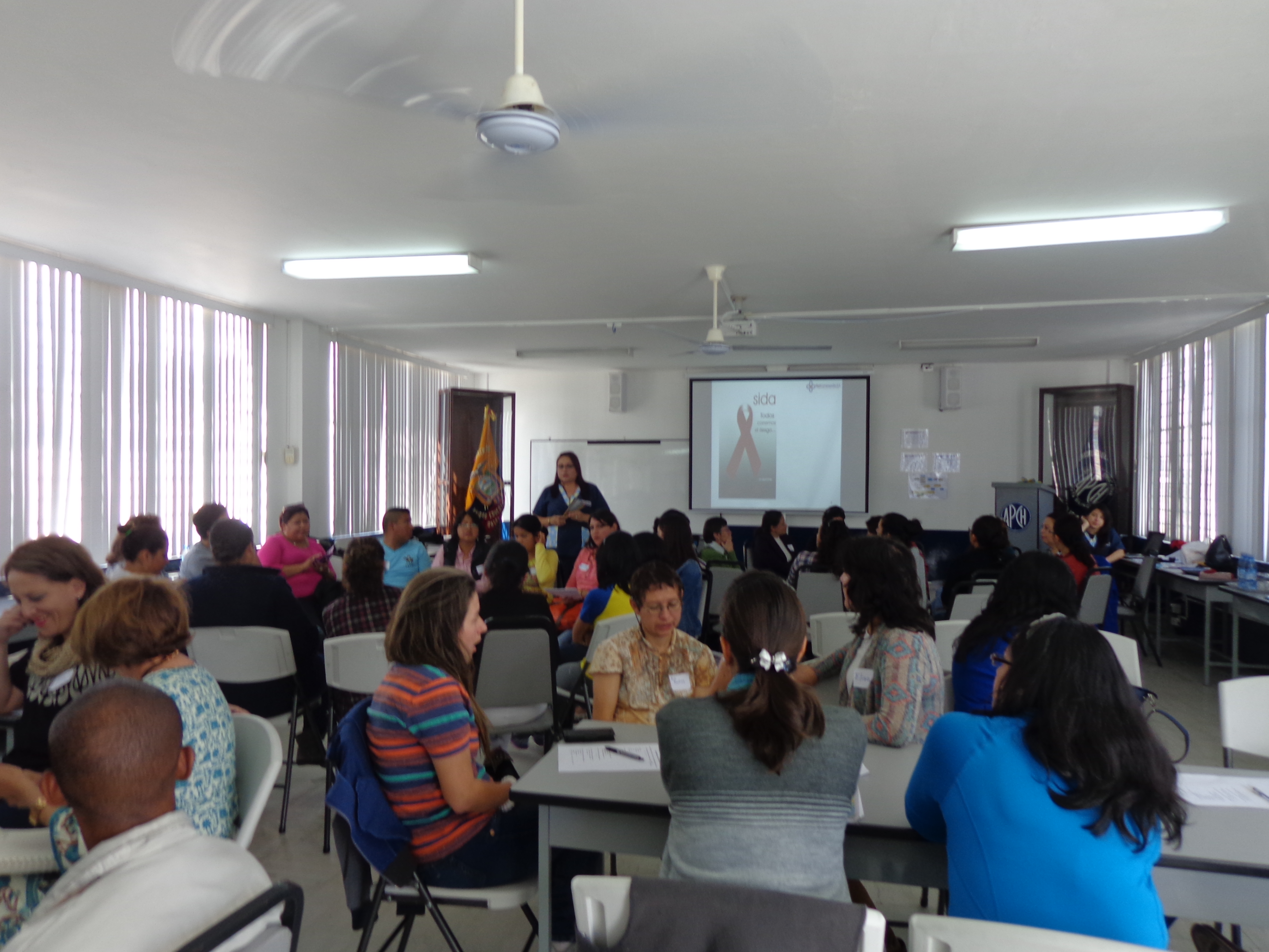 Charla para padres y personal docente sobre la crianza y educación de los niños, dictada por RedCorazoncito S.A.