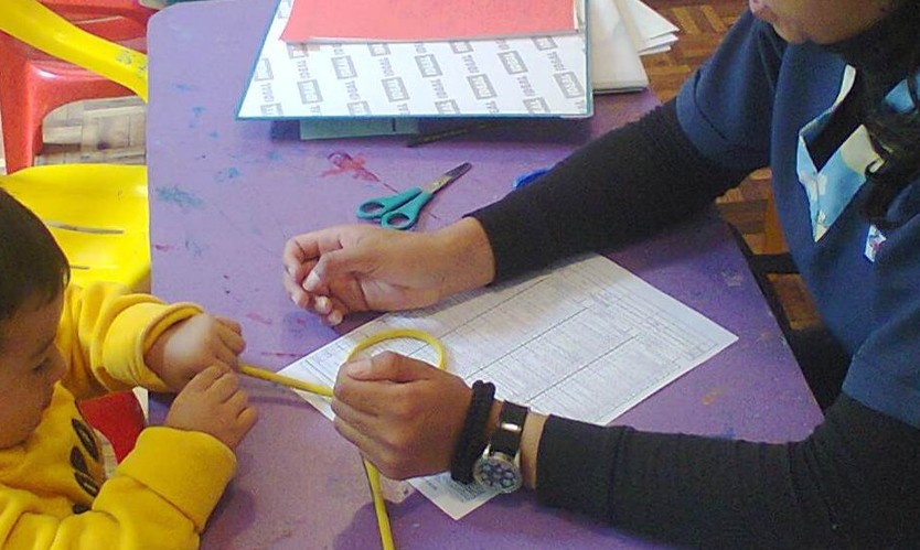 Psicóloga de RedCorazoncito S.A. acompañando una actividad pedagógica con niños en un centro infantil